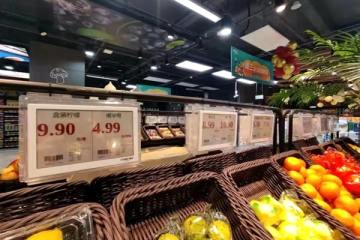 Digitale prijsetiketten op groot scherm worden overgenomen door supermarkten